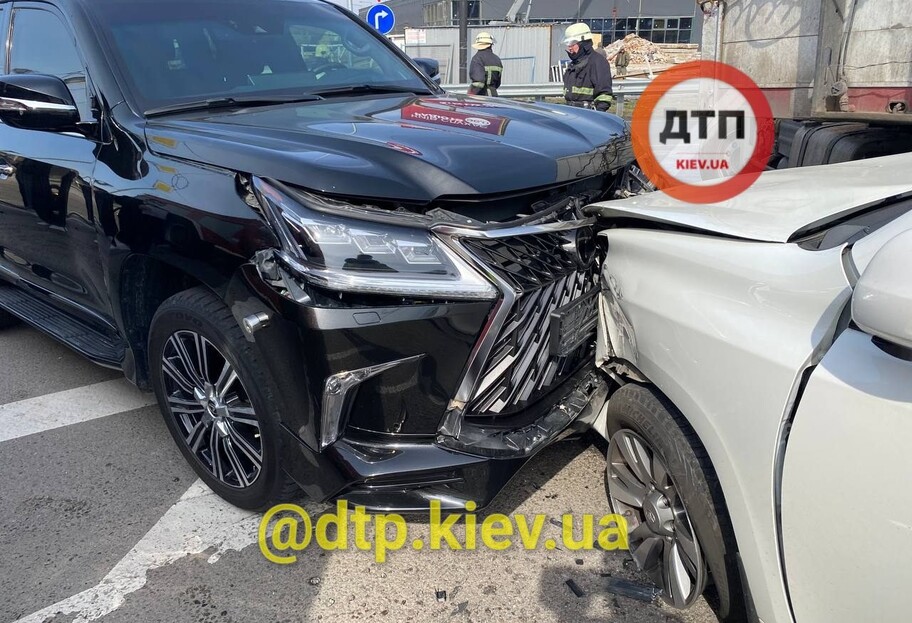 ДТП у Києві - Lexus посла зіткнувся в позашляховиком і фурою - відео - фото 1
