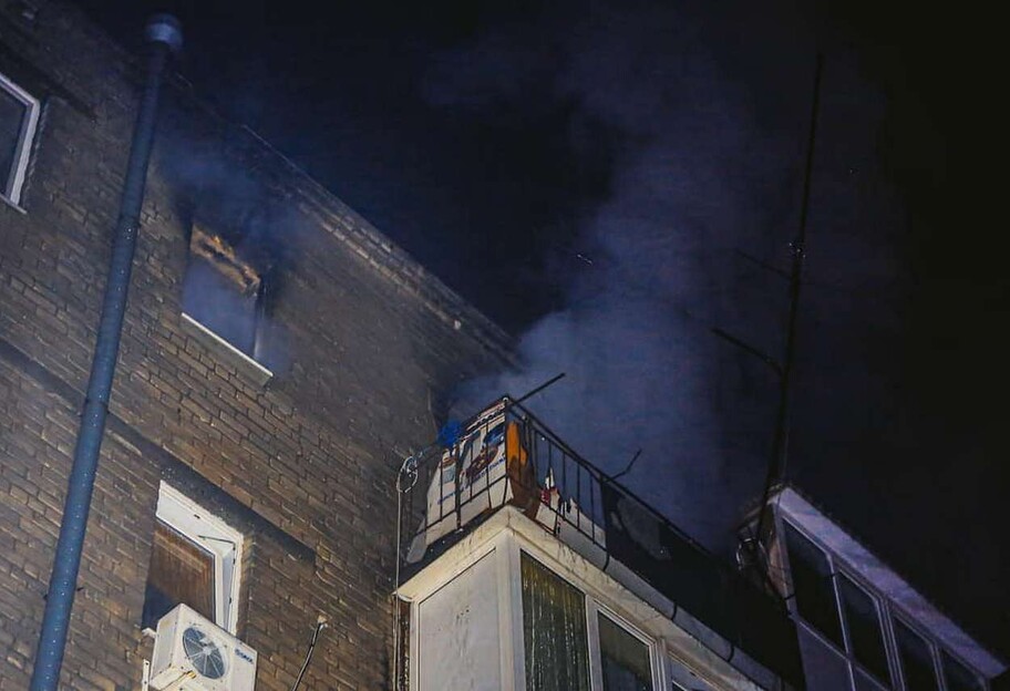 Пожар в Киеве – горела квартира в пятиэтажке – фото - фото 1