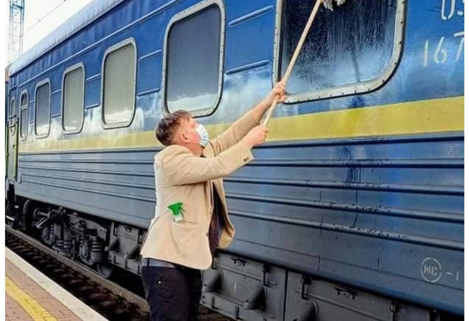 Датчанин помыл окно вагона Укрзализныци - фото - фото 1