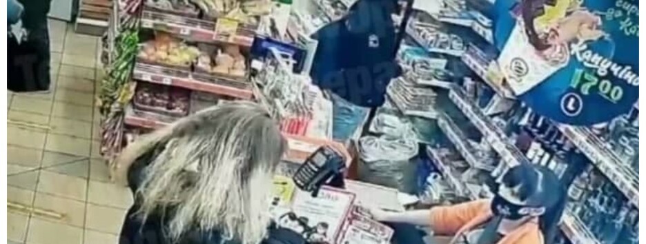 В Киеве грабитель магазина сбежал с деньгами, растолкав людей (видео)