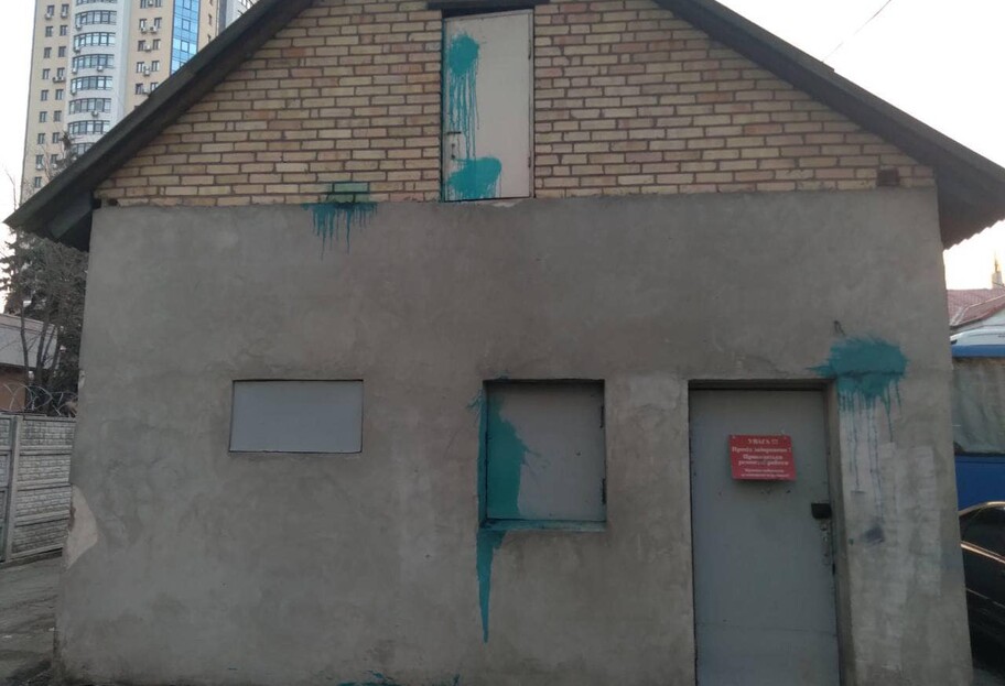 Снос киосков в Киеве - офис коммунальщиков забросали зеленкой - фото - фото 1