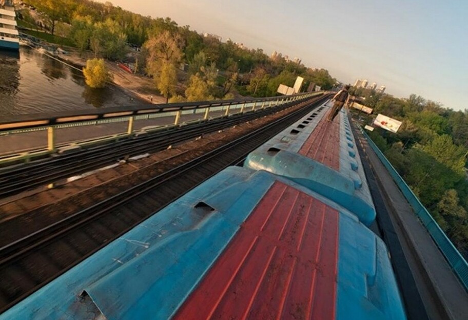 Метро в Киеве – экстремалы прокатились на крыше поезда – видео - фото 1