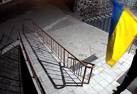 Парень украл флаг Украины и подарил девушке: их засняла камера