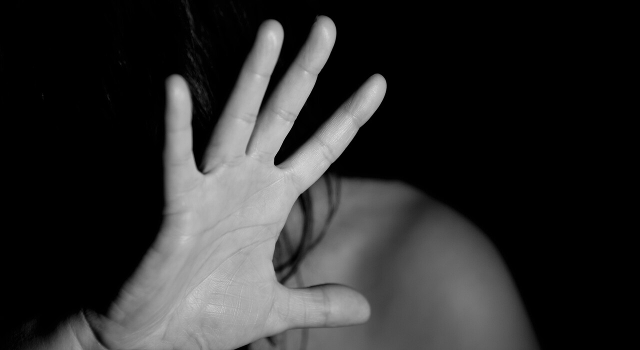 У київському дворі чоловік півтори години гвалтував неповнолітню фото