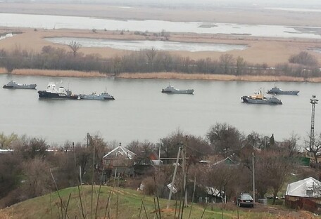 З'явилися фото, як військові кораблі РФ йдуть до Чорного моря