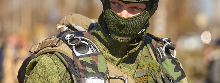 Російські десантники їдуть на північ Криму, везуть багато техніки (відео)