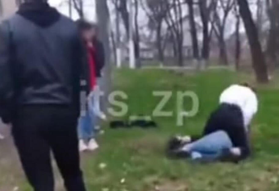 Побилися через хлопця - у Запоріжжі зняли на відео, як б'ються школярки - фото 1