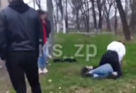 У Запоріжжі дівчатка-підлітки влаштували бійку через хлопця