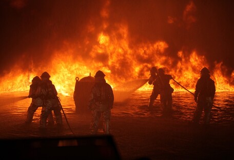 Масштабна пожежа з автомобілями сталася у Києві (відео)