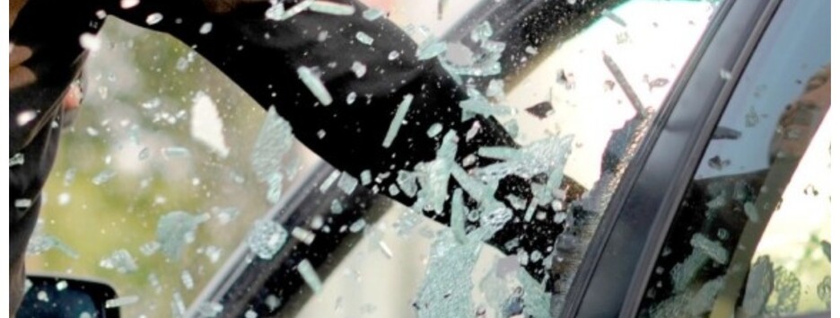 Выбили стекло и похитили сумку: неизвестные ограбили киевлянина средь бела дня