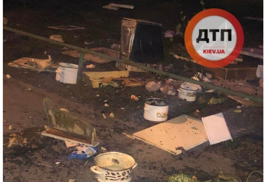 В Киеве мужчина выбросил из окна посуду, раковину, микроволновку - фото - фото 1