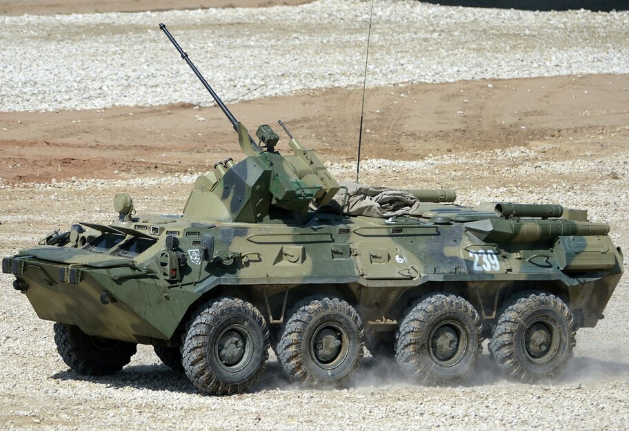Россия перебрасывает войска - заметили БТР с полосами вторжения - видео - фото 1