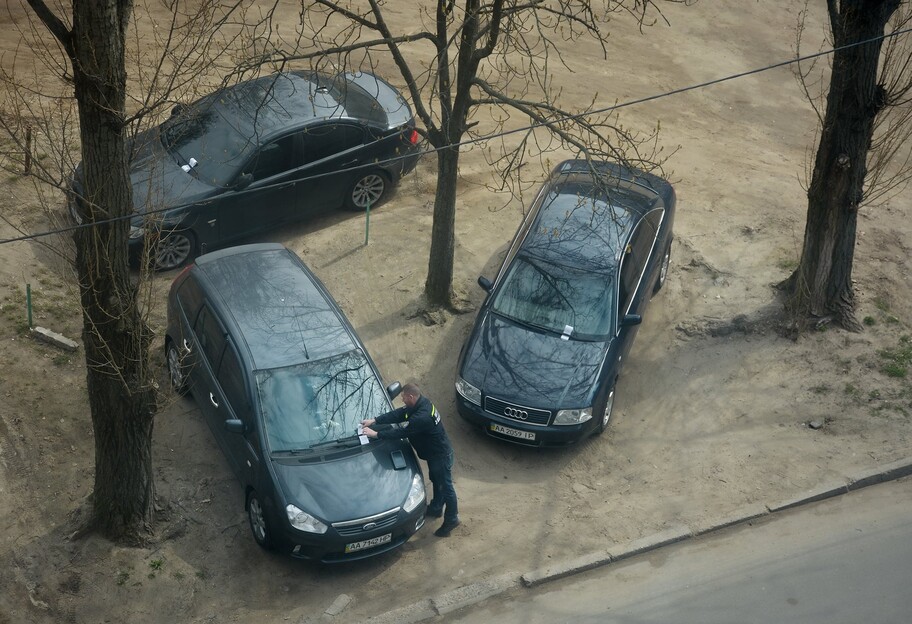 Штрафи за паркування в Києві почали виписувати за авто у дворах - фото - фото 1
