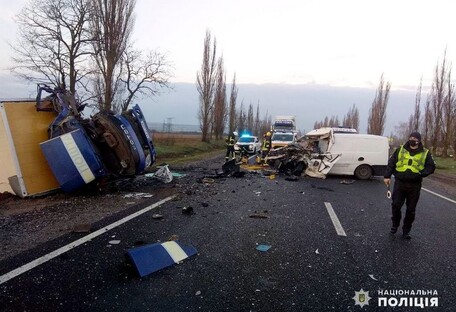 Під Миколаєвом розбився автобус з тілами померлих від COVID-19, водій загинув (фото)