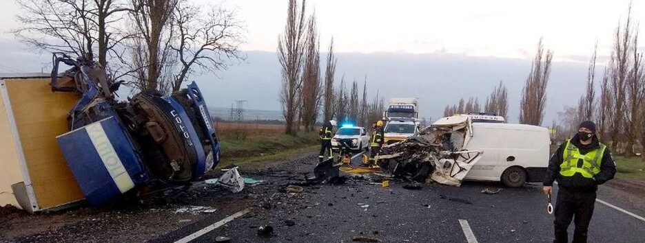 Під Миколаєвом розбився автобус з тілами померлих від COVID-19, водій загинув (фото)