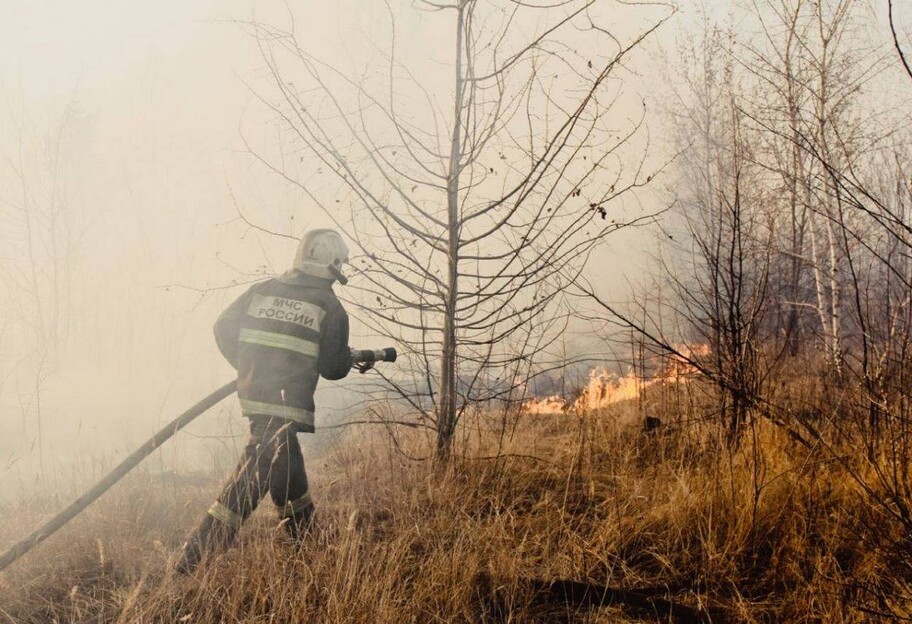 Пожежа у Росії - горить село у Воронезькій області, в яке звозять військову техніку - фото 1