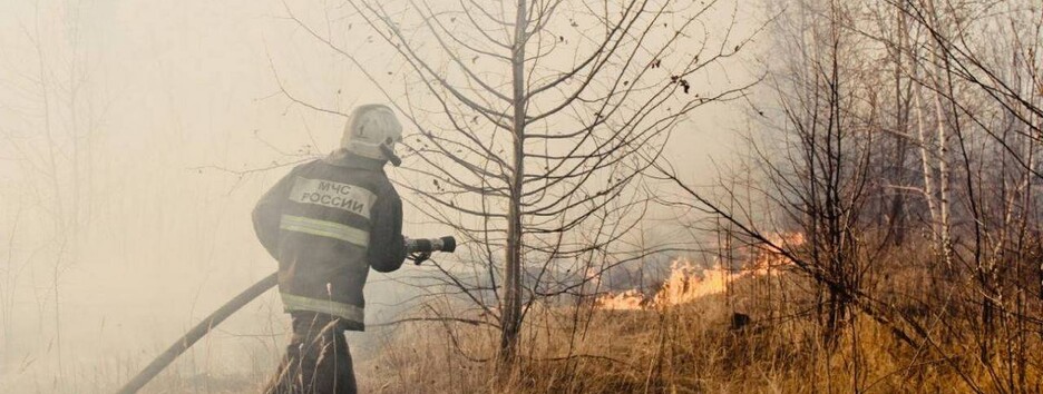 Масштабні пожежі в РФ дісталися до станції, куди звозять військову техніку