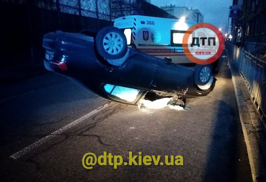 ДТП в Киеве - легковой автомобиль приземлился на крышу - фото - фото 1