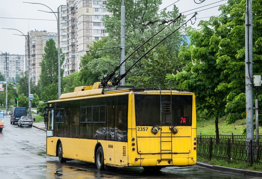 ДТП с троллейбусом в Киеве - пешеход перебегал дорогу - видео - фото 1