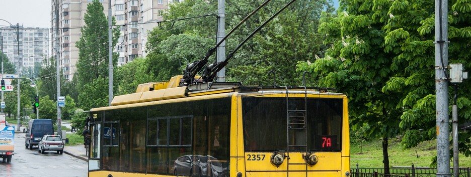 В Киеве пешеход спровоцировал серьезное ДТП с троллейбусом