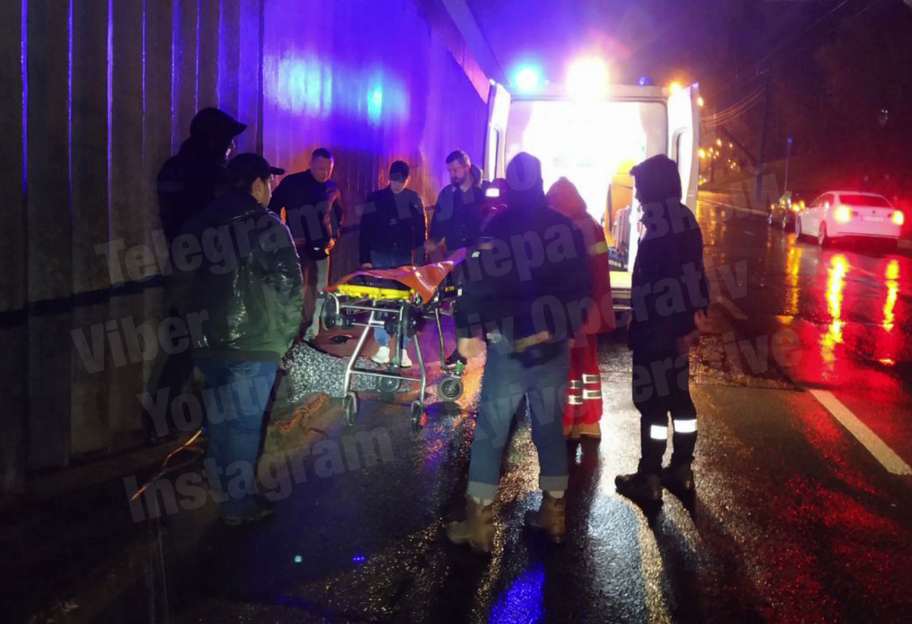 В Киеве сбили нетрезвую женщину, которая сидела у путепровода - фото 1