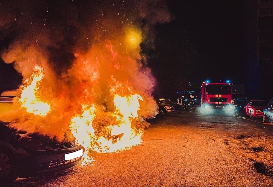 В Киеве ночью 15 апреля произошел автомобильный пожар - фото - фото 1