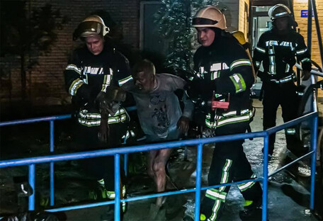 У Києві з пожежі у квартирі врятували двох чоловіків (фото)