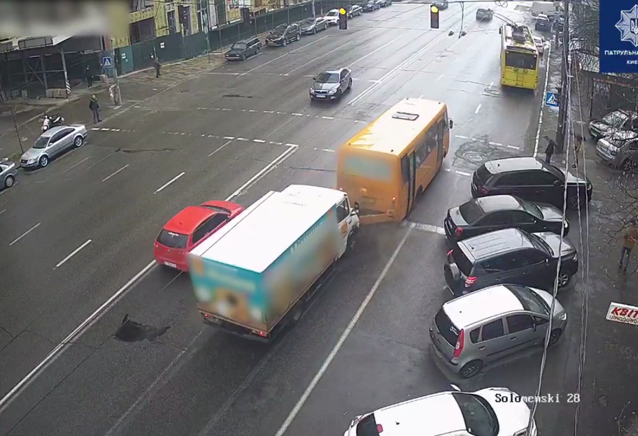 В Киеве произошла авария с участием маршрутки - видео - фото 1