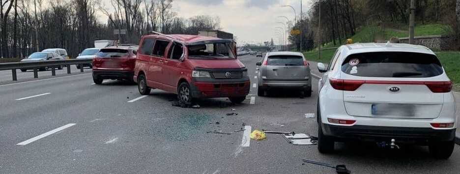 Тройное ДТП в Киеве: одна из машин перевернулась и встала на колеса