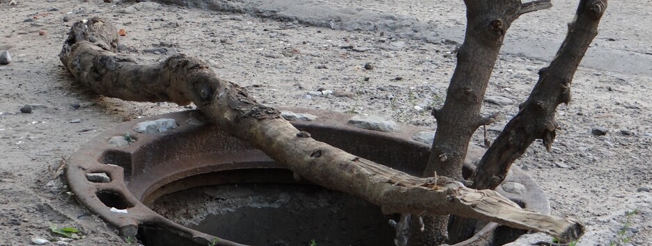 Маленький мальчик в Киеве упал в четырехметровый колодец: видео спасения