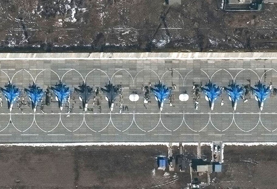 Росія стягує війська до кордону - супутникові фото озброєння в Криму - фото 1