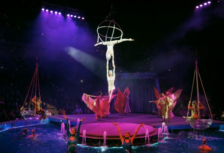 В Киевском цирке показали огненное шоу на воде