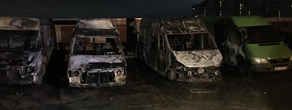 В Харькове на стоянке сгорели четыре автомобиля (фото)