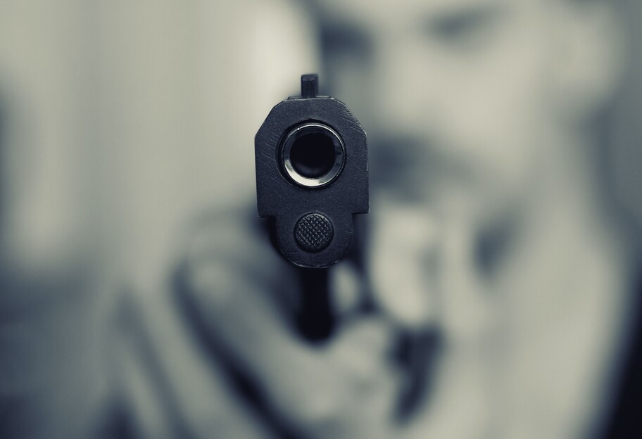 Вискочив із пістолетом - як затримували чоловіка, який влаштував стрілянину у Києві - відео - фото 1