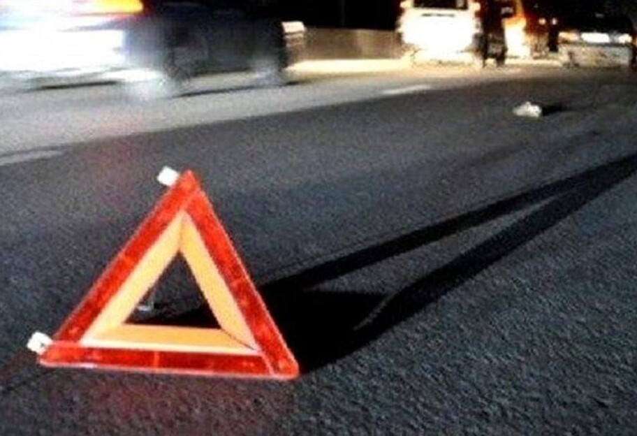 ДТП в Киеве - водитель Skoda на скорости врезался в столб - видео - фото 1