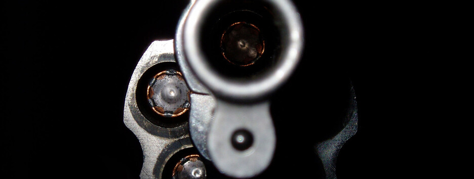 У Коростені чоловік облився бензином, погрожував спалити себе і дітей, стріляв у копів (фото)