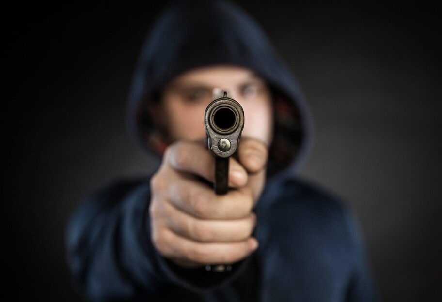 Мужчина пистолетом угрожал посетителям Макдоналдс в Киеве - видео - фото 1
