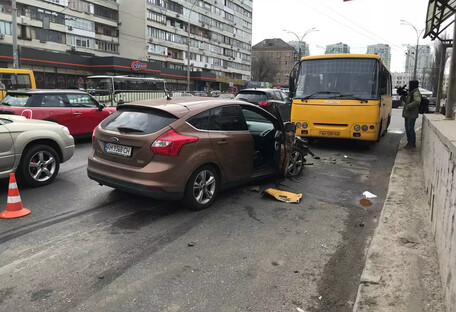 В Киеве Ford врезался в маршрутку и полностью перекрыл дорогу (видео)