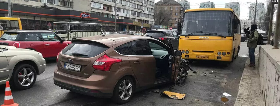 В Киеве Ford врезался в маршрутку и полностью перекрыл дорогу (видео)