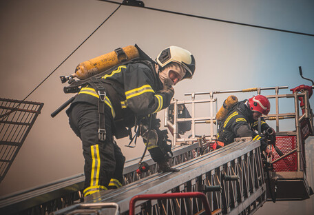 В Киеве горела многоэтажка: хозяин квартиры выбрался по пожарной лестнице (фото)