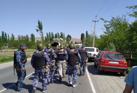 На кордоні Таджикистану та Киргизстану йдуть обстріли: обидві сторони стягують війська (відео)