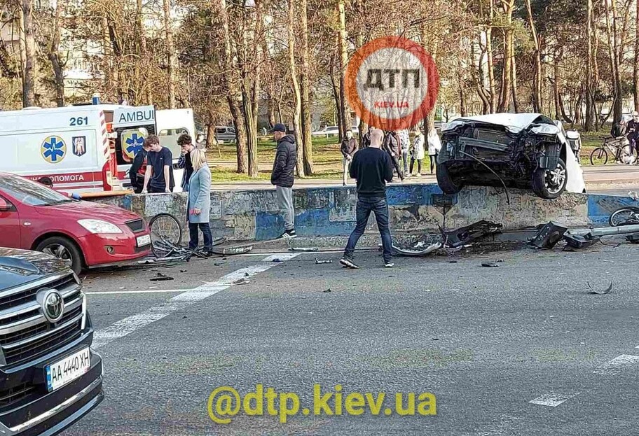 ДТП в Киеве - водитель Kia сбил велосипедиста - фото - фото 1