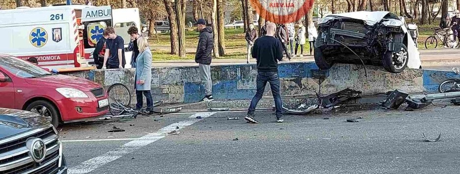 Состояние критическое: в Киеве произошло серьезное ДТП с пострадавшими (фото)