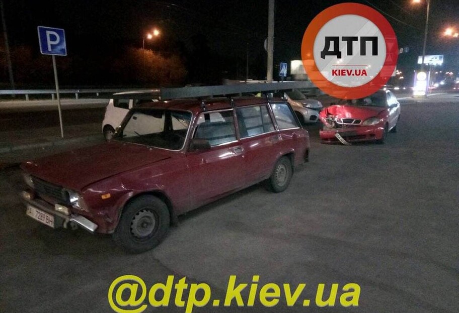 ДТП в Киеве – грузовик врезался в KIA, пострадали мать с ребенком – фото - фото 1