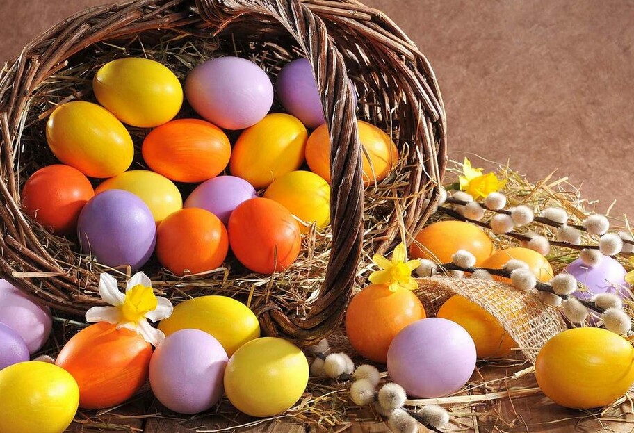 Как красить яйца каркаде, луком, свеклой - видео инструкции на Пасху  - фото 1