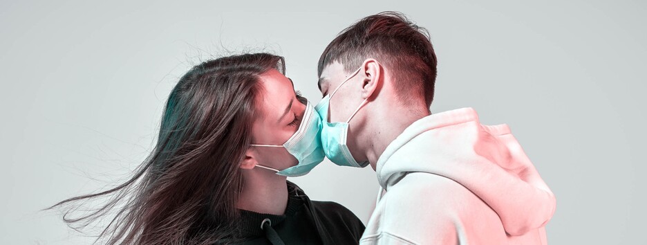 Степанов призвал украинцев отложить поцелуи и объятия на более безопасный период