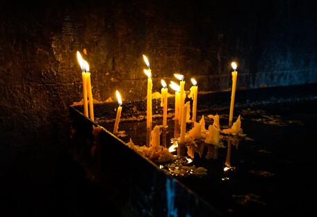В столичном храме школьницы курили и задували свечи (видео)