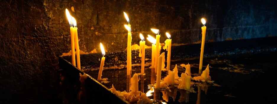 В столичном храме школьницы курили и задували свечи (видео)