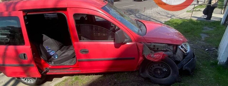 В Киеве Opel протаранил три авто: пьяный водитель пытался сбежать (фото)