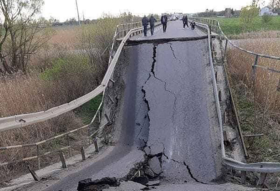 На Львовщине обрушился мост - по каким дорогам объехать - фото, видео - фото 1